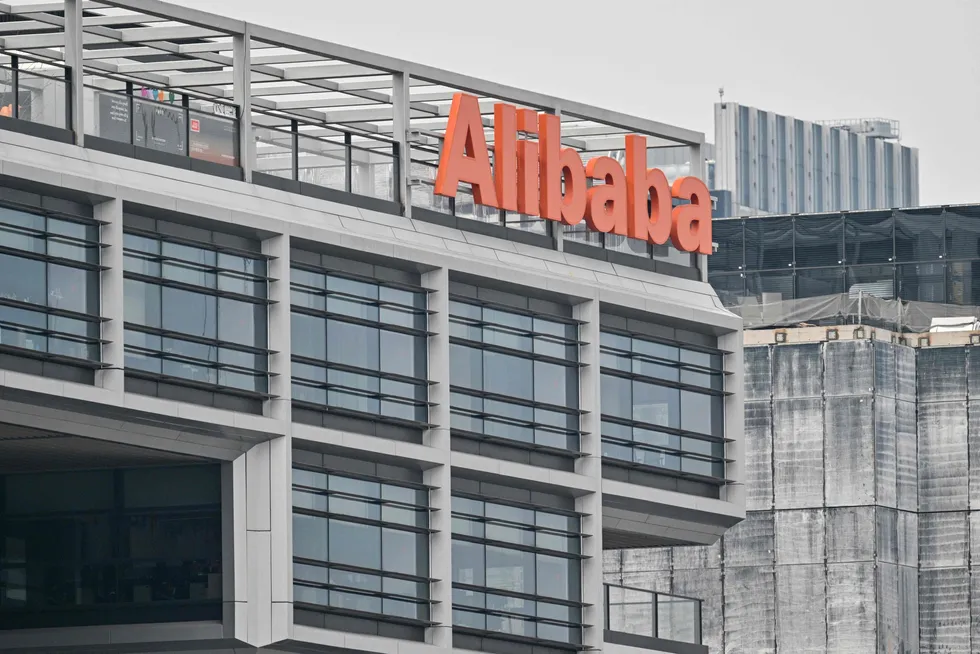 Alibaba-aksjen har tatt en hvilepause og venter på nye signaler fra kinesiske myndigheter. Aksjekursen på hva som er et av Asias mest verdifulle selskaper, har steget med 66 prosent hittil i år.