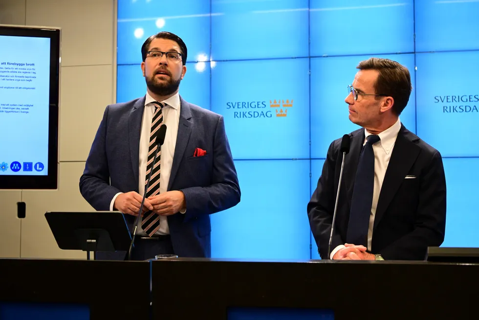 Er det Jimmie Åkesson (t.v.) som styrer Sverige, ikke statsminister Ulf Kristersson?