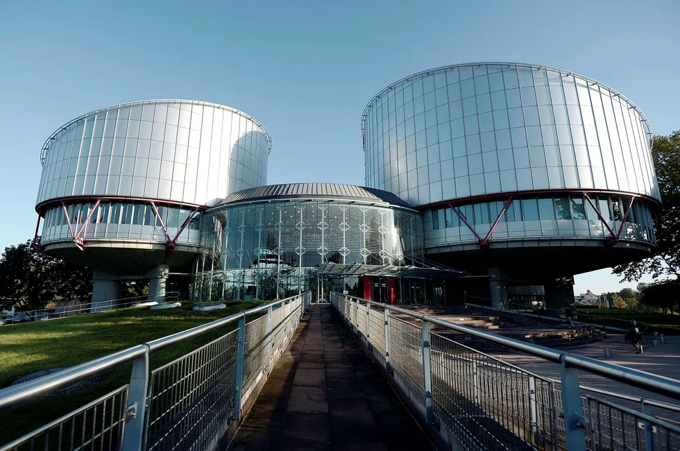 Den europeiske menneskerettighetsdomstolen (EMD) i Strasbourg i Frankrike (bildet) ga Norge medhold i at tilleggsskatt og straff kan kombineres. Ved å åpne for dobbeltstraff gis det et klart signal om at det ikke er noen nåde for den som ikke etterlever regelverket. Foto: Fredrick Florin/Afp/NTB Scanpix