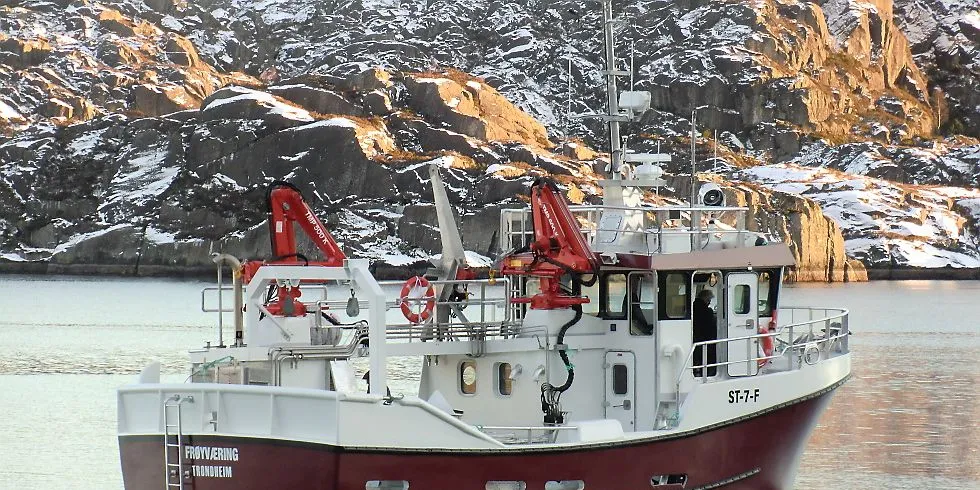 Nye "Frøyværing" har så vidt vært innom hjemme på Frøya, før båten gikk nordover for rigging av utstyr og for å delta i torskefisket. Foto: Mundal Båt AS