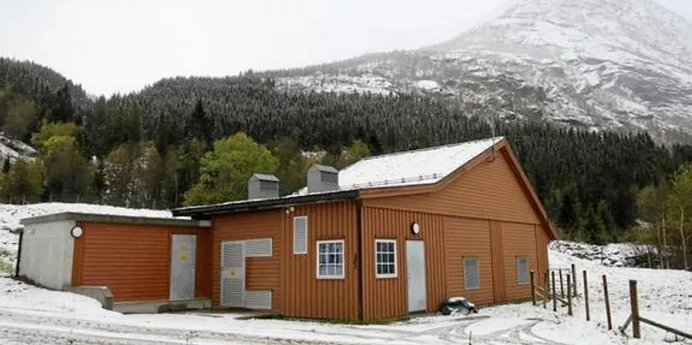 Befring kraftverk har to turbiner og får vannet sitt fra et 27 kvadratkilometer stort nedslagsfelt oppunder Jostedalsbreen.