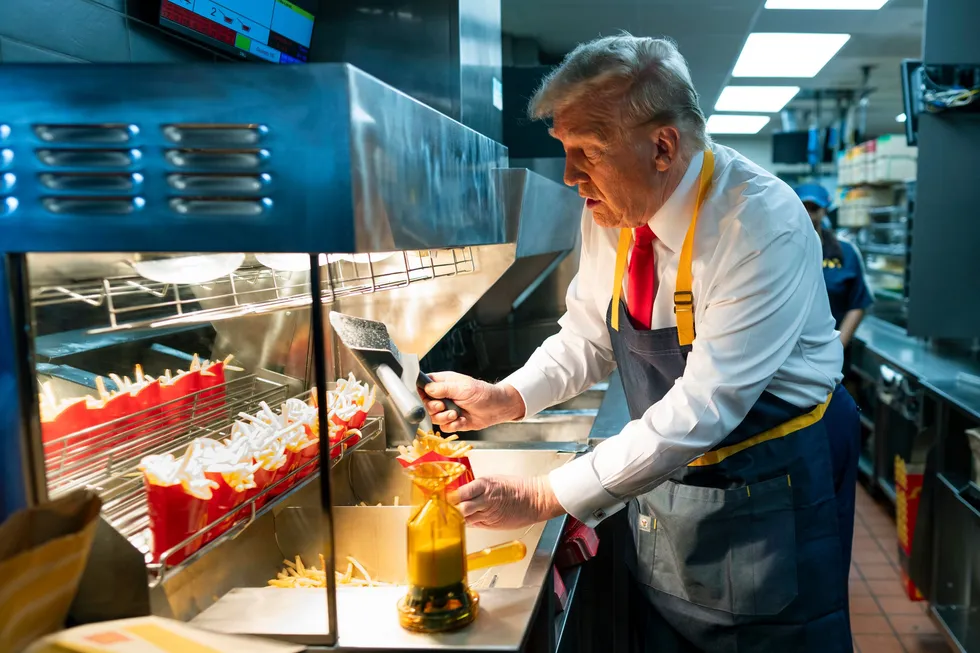 President Donald Trump har gått ut mot bedrifter som fremmer mangfold. Her er han i aksjon på en McDonald's- restaurant under valgkampen i høst.