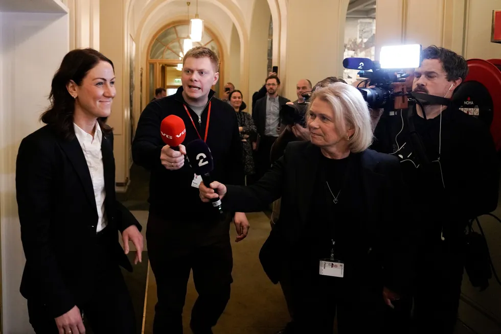 Da Tonje Brenna kom til Stortinget tirsdag morgen, ga hun beskjed om at hun ikke vil utfordre Jonas Gahr Støre til ledervervet. Men internt er oppfatningen at hun er klar til å overta.