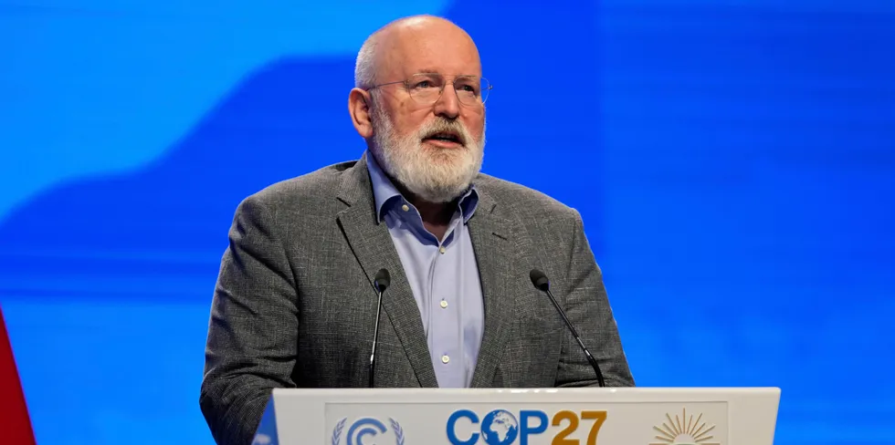 Frans Timmermans i EU-kommisjonen har på klimatoppmøtet i Egypt forpliktet unionen til å kutte minst 57 prosent av CO2-utslippene innen 2030.