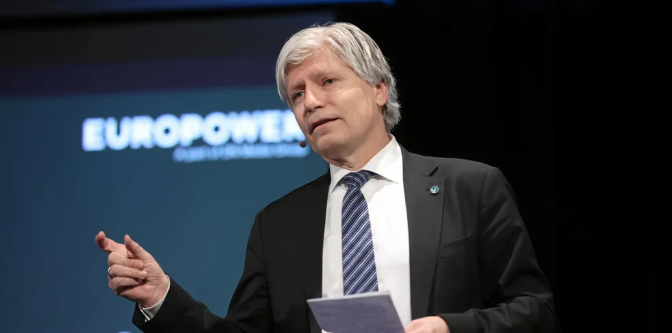 Stortingsrepresentant Ola Elvestuen (V) holdt et innlegg på Europower Investor-konferanse før påske.
