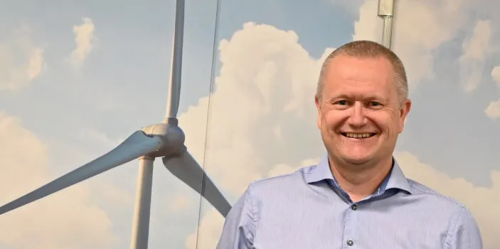 Konsernsjef Eskil Lunde Jensen har egentlig lyst til å bygge ut mer vindkraft i innlandet, men mener Akershus Energis investeringer hemmes av skattetrykket. Resultatet i fjor ble 60 prosent dårligere enn året før, tross rekordpriser på kraften.