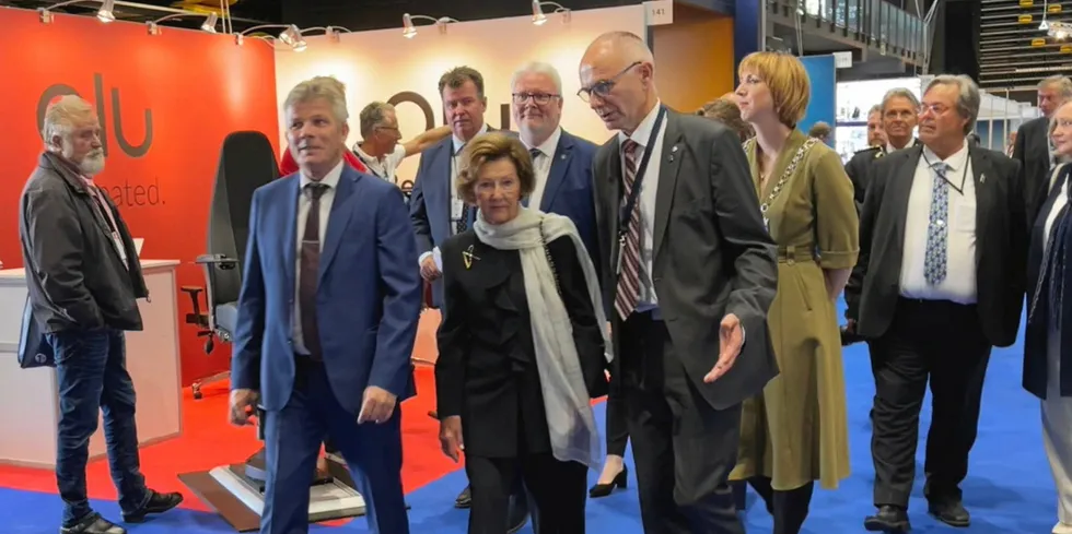 Dronning Sonja åpnet ballet. Her flankert av fiskeri- og havminister Bjørnar Skjæran (Ap) og styreleder Kjell Ingebrigtsen i Nor-Fishing.