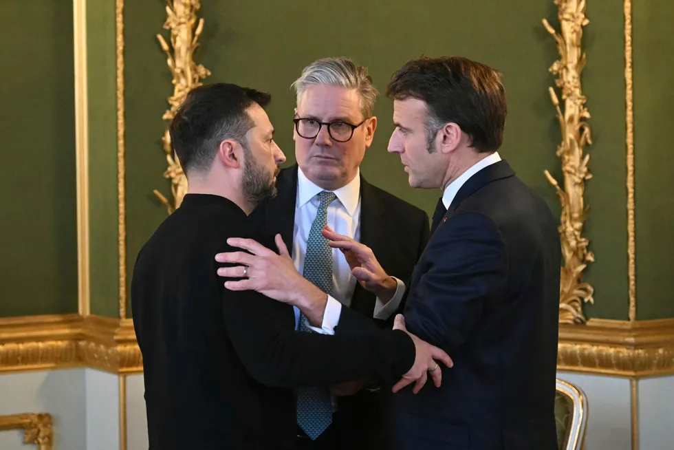 Britenes statsminister Keir Starmer (midten) og Frankrikes president Emmanuel Macron (til høyre) fronter beslagleggingen av russiske penger. Her under et møte med Ukrainas president Volodymyr Zelenskyj i London søndag.