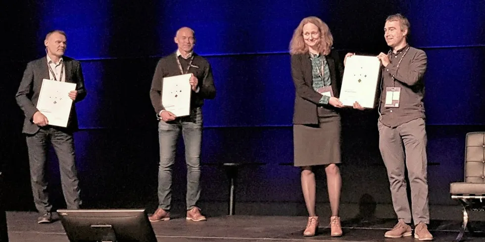 Anne Sofie Risnes og Matthias Hoffmann fra Statnett fikk Smartgridsenterets innovasjonspris for 2021. Arnt Solli (til venstre) fra Ren Røros og Morten Sjaamo fra Ringerikskraft ble også hedret.