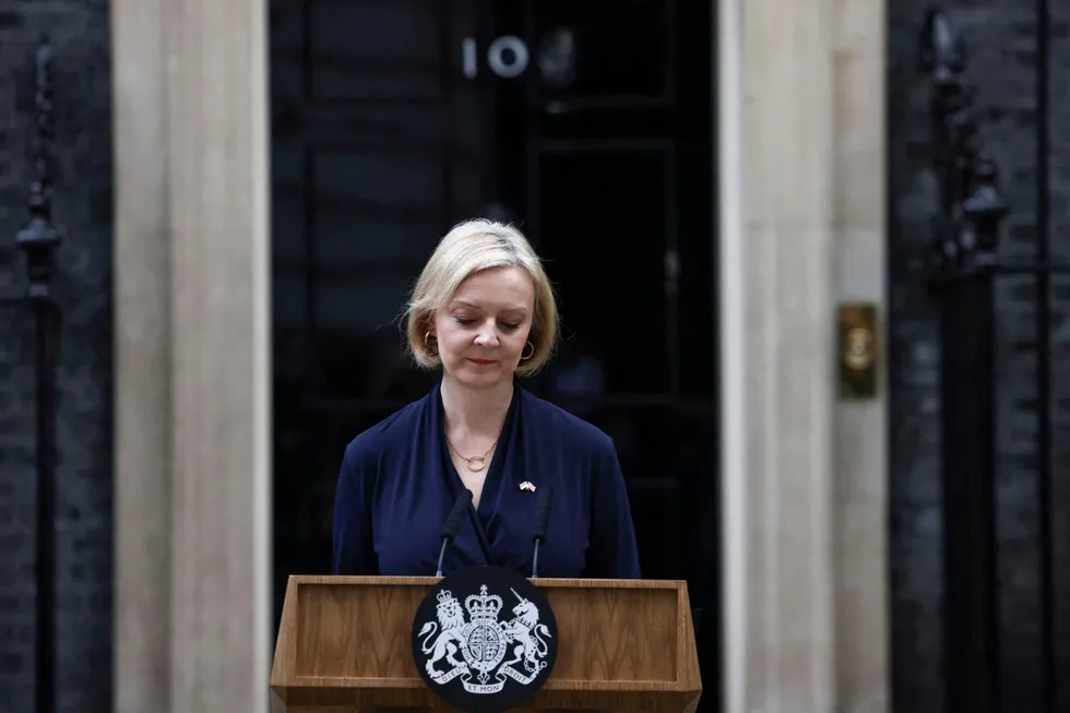 Liz Truss annonserer sin avgang 20. oktober 2022 etter kun 44 dager i statsministerstolen. Truss blir nå brukt som skremmebilde på finanspolitisk uansvarlighet av amerikanske Congressional Budget Office.