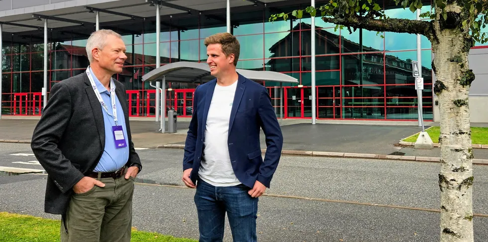 Per-Oddvar Osland, forskningsleder i Glitre Nett (t.v) og Simon Koopmann, gründer og CEO i Envelio, samarbeider om å utvikle DataArena. Målet er enklere og raskere nettilknytning.