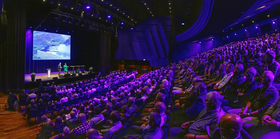Her er 600 ansatte i Skagerak Energi samlet til 20 års jubileumsfest i Oseberg Kulturhus i Tønsberg.