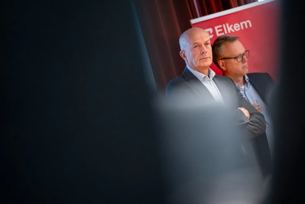 Elkem-sjef Helge Aasen og finansdirektør Morten Viga under presentasjonen av fjerdekvartalsresultatene i vinter.