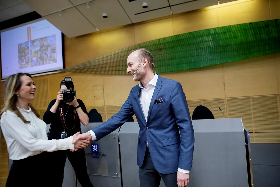 Ønsker millionbistand. Knut Olav Åmås leverer mediemangfoldsutvalgets utredning til kulturminister Linda Hofstad Helleland. Foto: Linda Næsfeldt