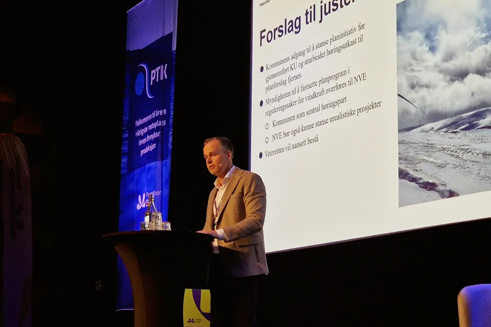 Jøran Sandvik, partner i advokatfirmaet Haavind, har to konkrete forslag til hvordan konsesjonsprosessen for vindkraft kan bli mer effektiv.