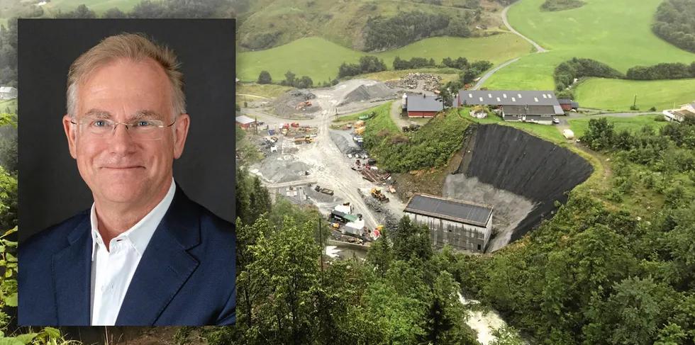 Administrerende Knud Hans Nørve (innfelt) håper på mer stabilt vær og mindre volatile strømpriser enn i 2023. Kraftverket Tokagjelet i bakgrunnen.