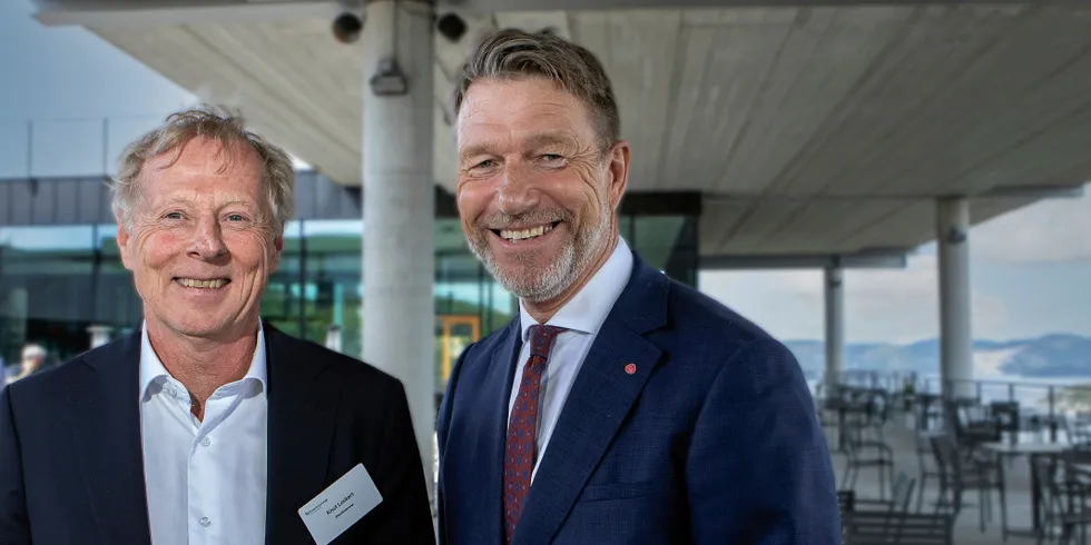 Knut Lockert i Distriktsenergier ikke like fornøyd med energiminister Terje Aasland denne gangen, som på dette bildet fra Distriktsenergis årskonferanse.