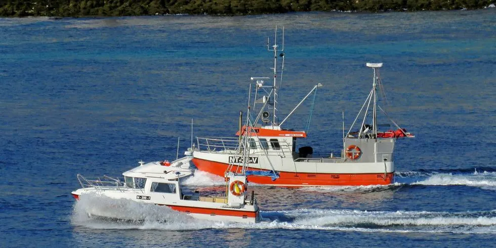 HJEM: Åpen gruppe-sjarken "Delfin» fra Bud passerer her kollega «Brusøyskjær» i lukket gruppe fra Rørvik. Begge på vei hjem etter endt vinterfiske i nord. Foto: Jon Eirik Olsen