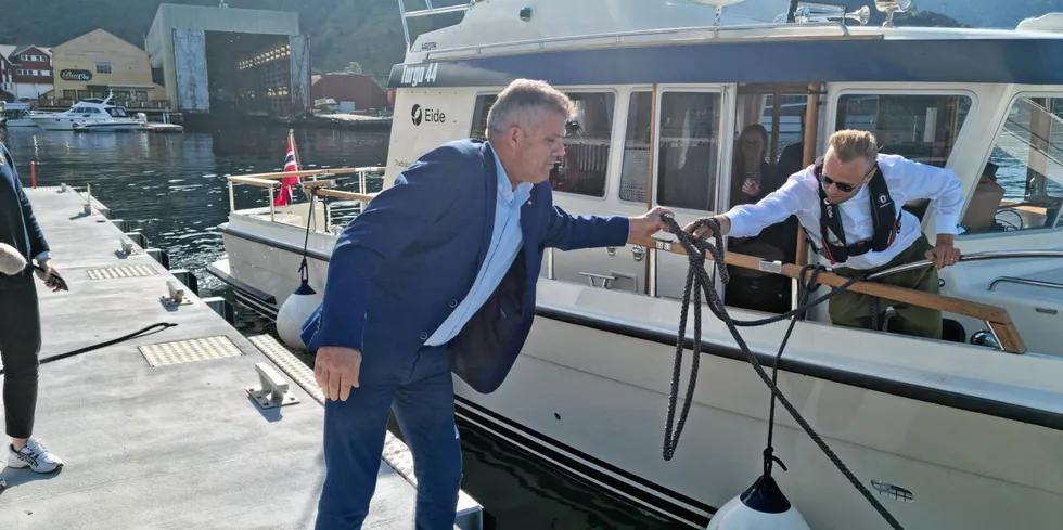 Fiskeri- og havminister Bjørnar Skjæran og daglig leder i Eide Fjordbruk, Sondre Eide, ankommer lanseringen av Salmon Eye i Rosendal.