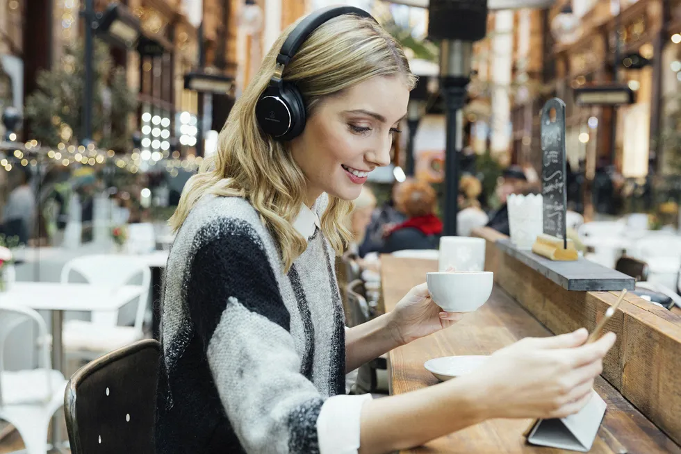 Trådløse hodetelefoner er gode reisekamerater, både med og uten støydemping. Foto: Audio-Technica