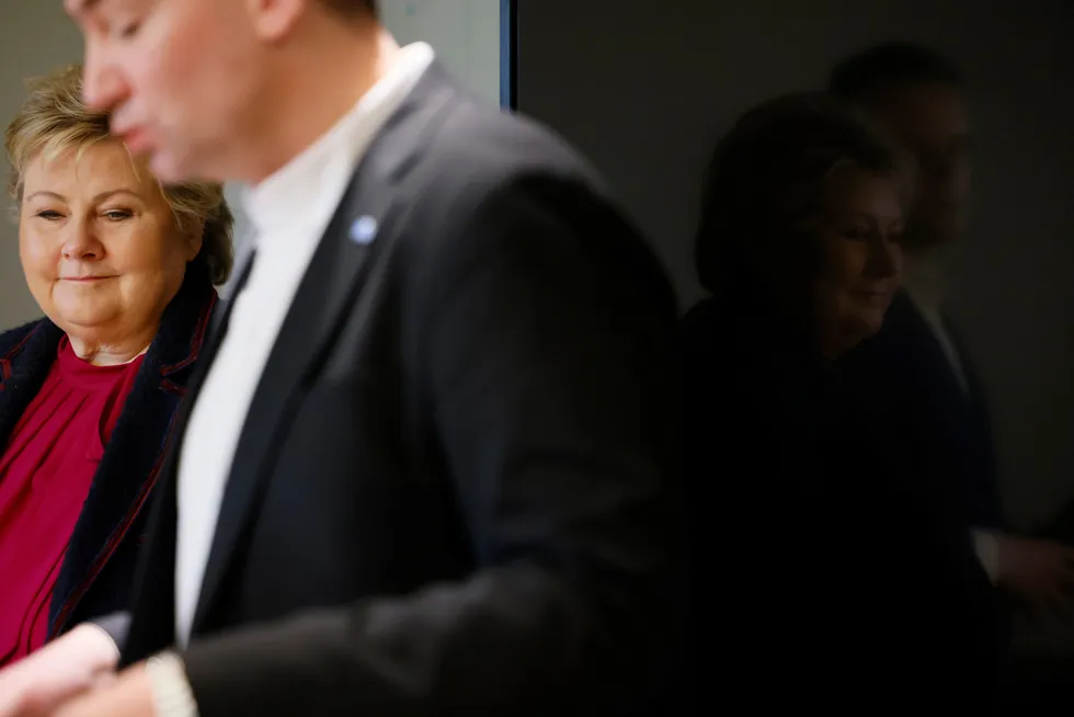 Høyre-leder Erna Solberg taler til sentralstyremøtet på Høyres hus, sammen med nestleder Henrik Asheim.