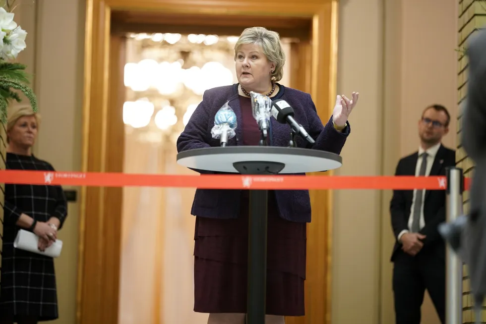 Statsminister og partileder Erna Solberg (H) på pressekonferansen etter at de fire borgerlige partiene ble ferdig med budsjettforhandlingene. Bak står partileder Siv Jensen (Frp) og barne- og familieminister og partileder Kjell Ingolf Ropstad (KrF).