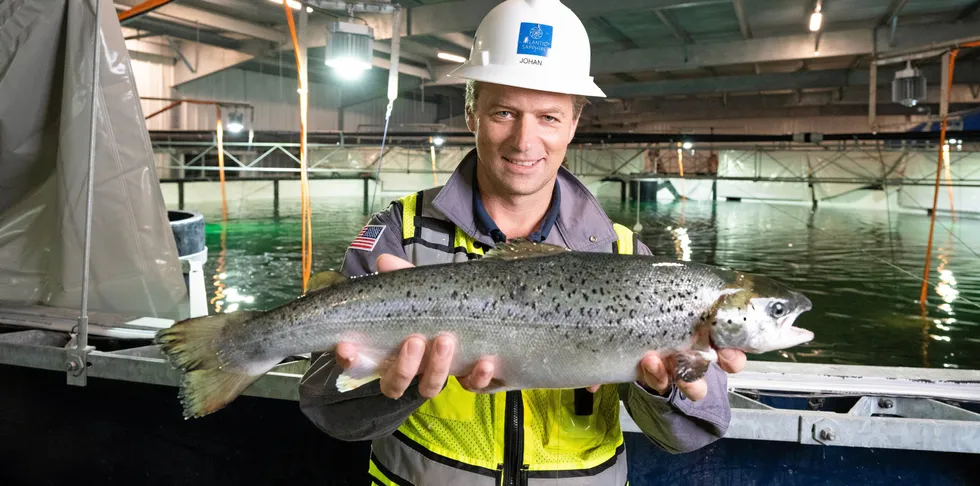 Gründer Johan Andreassen med Atlantic Sapphires første landbaserte laks som ble produsert.