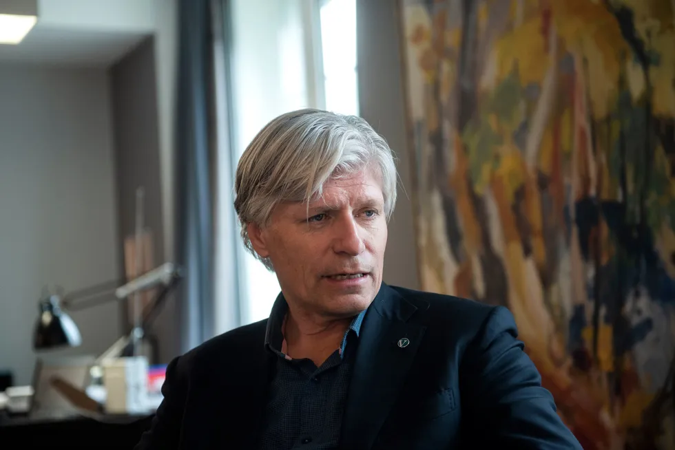 Ola Elvestuen (V) utfordrer Equinor til på eget initiativ å bryte med Rosneft.