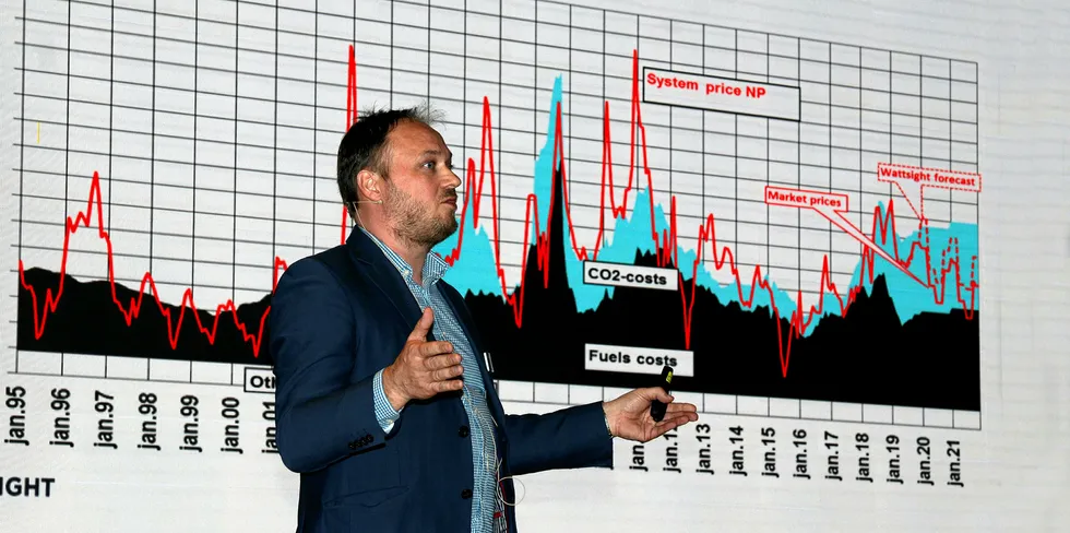 Analysesjef Tor Reier Lilleholt i Wattsight forteller om hardt pressede kraftprodusenter. – Når man ligger langt bak budsjettet vil det være fristende å produsere mer enn det man egentlig hadde tenkt på lav pris, sier han.