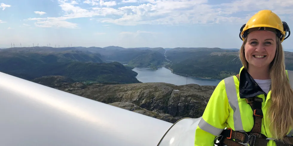 Det er luftig på toppen av en vindturbin. Her er Monika Mannes avbildet ved ett av TrønderEnergis vindkraftverk på Skomakerfjellet i Åfjorden kommune.