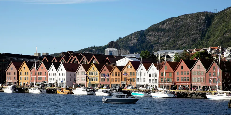 Nye prisrekorder for sommerstrømmen i Oslo og Bergen til i morgen. Prisene i Sørnorge er tett på den gamle rekorden, mens det i nord ble satt ny bunnrekord i dag.