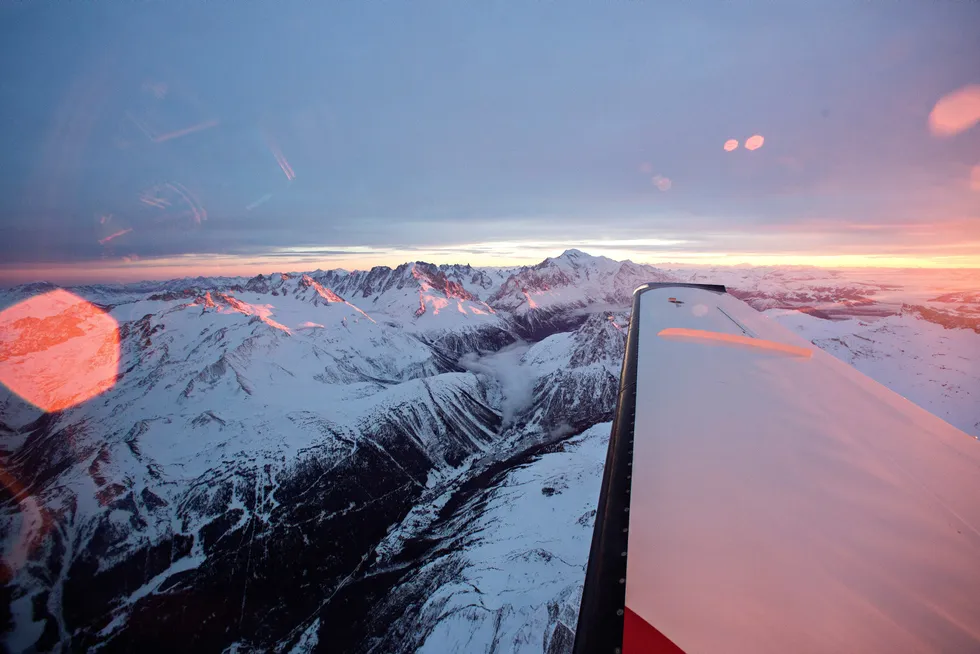 Skatteavtalen mellom Norge og Sveits fra 2010 er kanskje en av grunnene til at over 50 norske rikinger har flyttet til Sveits, skriver artikkelforfatteren.