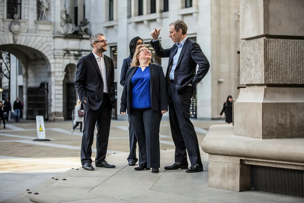 Konsernsjef Rolv Erik Ryssdal (til høyre) i Adevinta diskuterer om han skal se mot London-børsen eller St. Pauls Cathedral med Spania-sjef Gianpaolo Santorsola (til venstre), finansdirektør Uvashni Raman og produktsjef Laila Dahlen (i blått).
