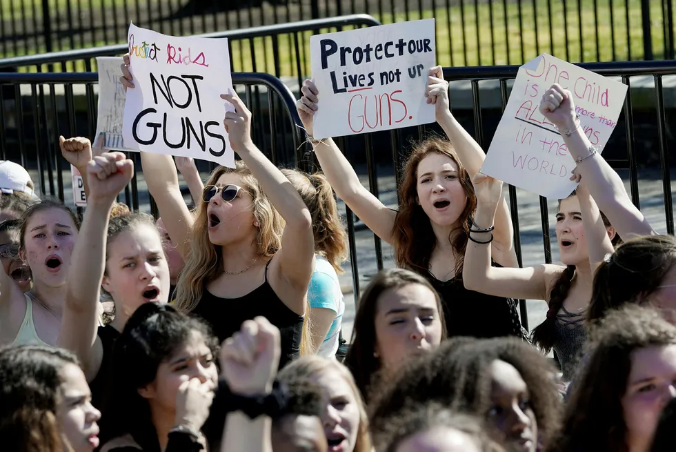 Etter skoleskytingen i Florida 21. februar demonstrerte hundrevis av studenter og skoleelever foran Det hvite hus. Foto: MANDEL NGAN/AFP/NTB scanpix