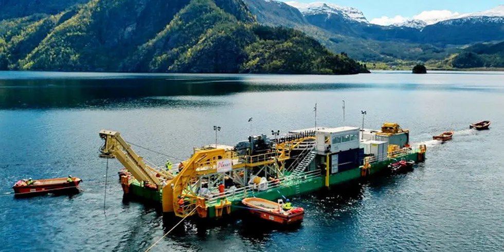 North Seal Link kobler det norske strømnettet til det engelske. Nå er det klart for å testes i sommer. Bildet er fra leggingen av kabelen på norsk side.