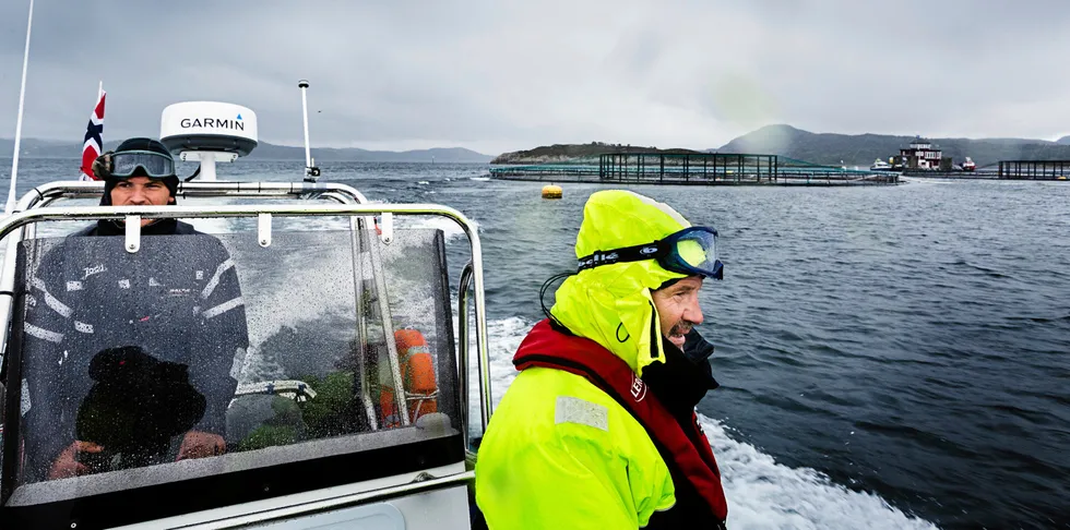 Tidligere administrerende direktør hos Lerøy Midt, Sven Amund Fjeldvær (gult) på vei ut til et oppdretts anlegg. Ett av flere oppdrettsanlett Lerøy har rundt Hitra. Hitra og Frøya regionen har gjort det bra i kommune kåringen, mye takket være deres beliggenhet som er ideelle for oppdretts næringen som skaper store ringvirkninger.