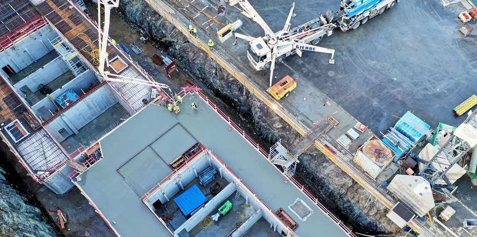 Endúr Sjøsterk AS ble tildelt kontrakt med Gildeskål Forskningsstasjon (GIFAS) på bygging av en nøkkelferdige fôrflåte med betongskrog for levering i 1. kvartal i fjor.