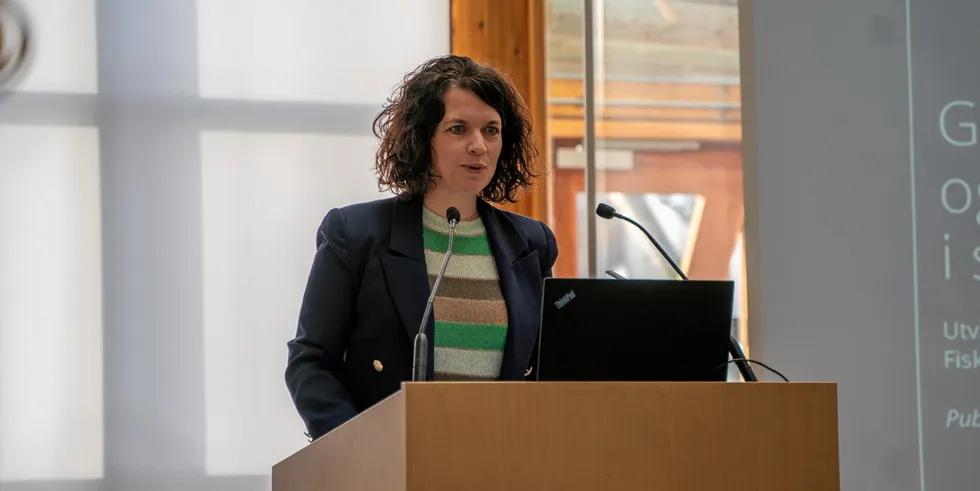 Prorektor ved UiT Kathrine Tveiterås presenterer rapporten fra bearbeidingsutvalget for fiskeri- og havminister Bjørnar Skjæran 8. mars 2022.