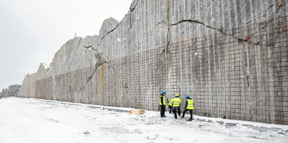 Arkivfoto fra anleggsarbeid ved Gigante Salmon sitt landbaserte anlegg i Rødøy kommune sør for Bodø. Selskapet skal bygge tre gigantiske tanker, hvor et gjennomstrømmingsanlegg skal produsere laks på land, på en liten holme. Bildet er tatt i mars.