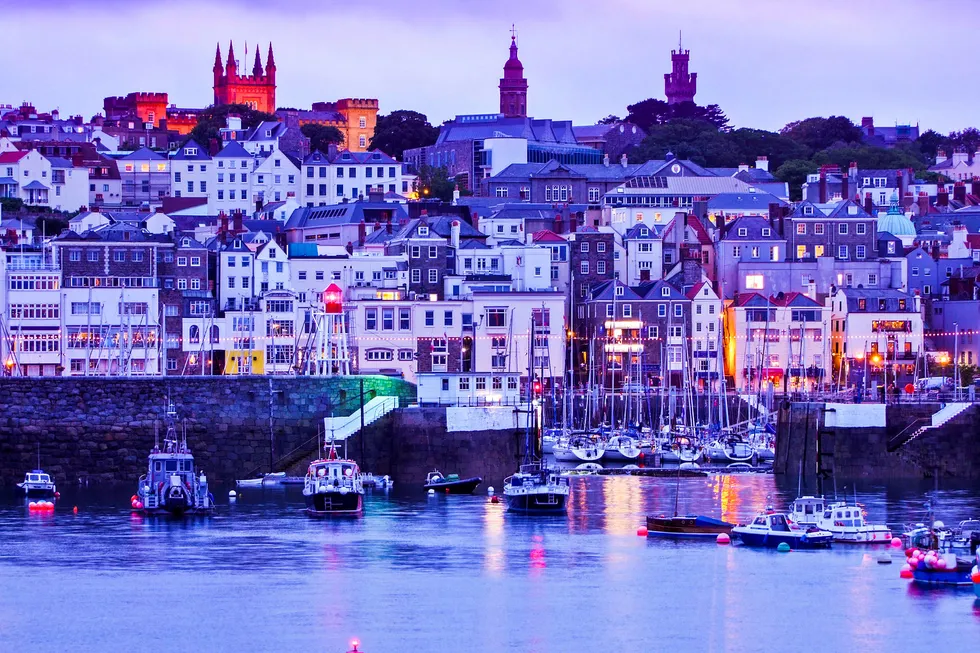 En eldre mann skulle motta et større beløp fra en bank på Guernsey, men endte opp med å få kundeforholdet sitt hos Sparebanken Vest oppsagt. Her Victoria Marina på øystaten Guernsey i den engelske kanal.
