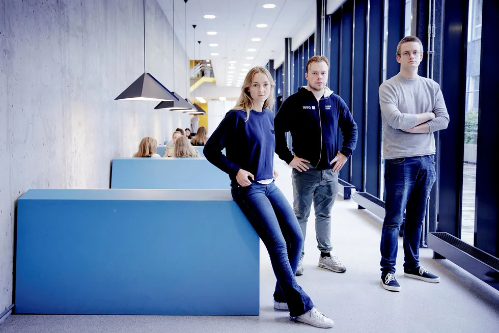NHH-studenter reagerer på at praksisen for videoforelesninger er endret uten at de fikk beskjed. Fra venstre: Pia Berg, Kasper Lie Asdal og Jonas Personbråten Ludvigsen.