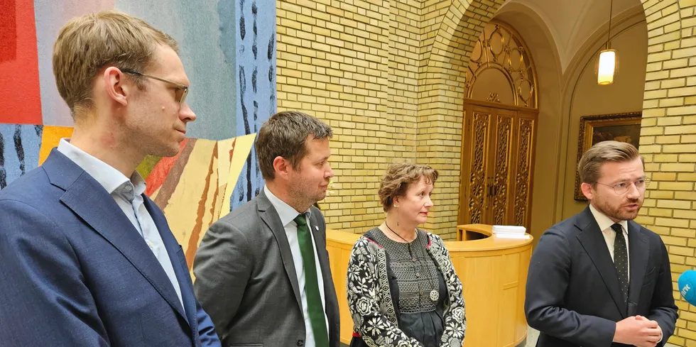 Enighet om lakseskatten. Eigil Knutsen (Ap), Geir Pollestad (Sp), Irene Ojala (Pasientfokus) og Sveinung Rotevatn (V) kunne torsdag melde om flertallsforslag for lakseskatten.