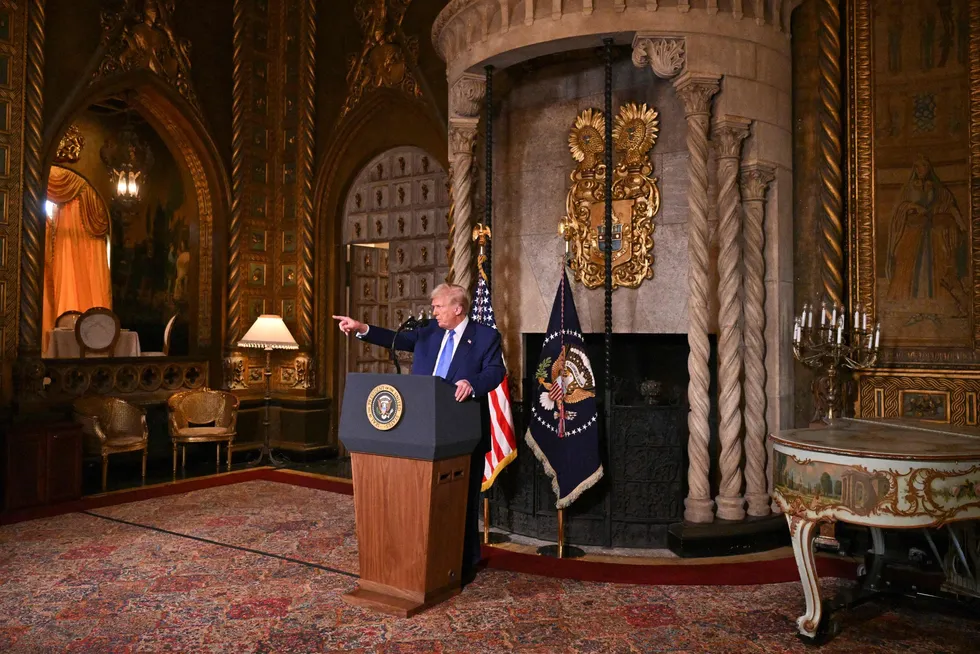 På en pressekonferanse på sin private klubb Mar-a-Lago i Florida bekreftet president Donald Trump at det vil komme nye restriksjoner på import til USA i form av økt toll.