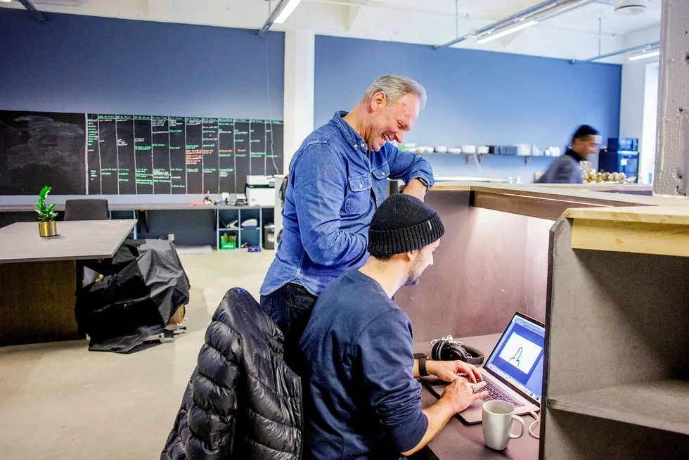 Lasse Nyhougen (foran laptopen) blir bedt av fotografen om å skape en spontan reaksjon hos produsent Espen Horn i Motion Blur (stående). Det klarer han.