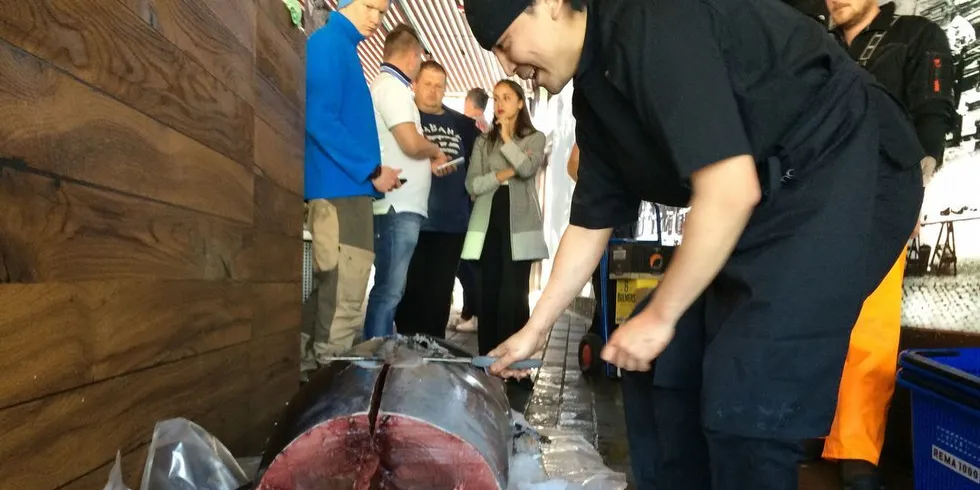 Sushi-kokk fra Nama, Alexey Shegay, fileterer tunfisken. Foto: Torhild Måkestad Martinussen.