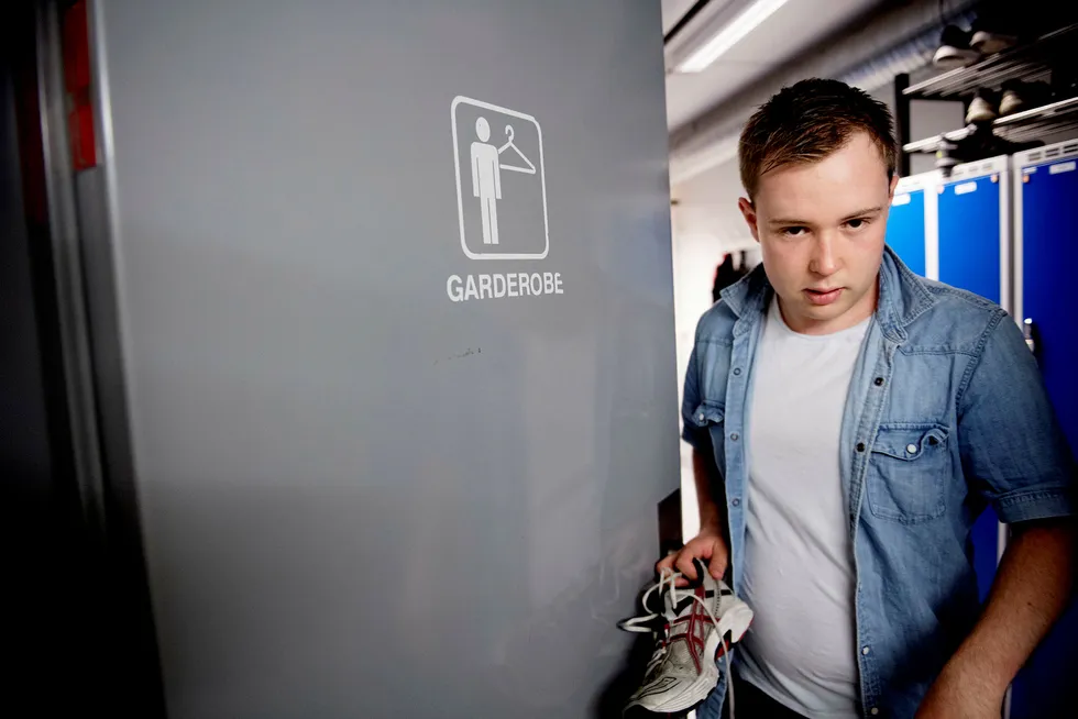 Lars Dahlgren har deltidsstilling på Meny Solsiden i Trondheim. Han går glipp av opptjening til pensjon – både fordi han er under 20 år og fordi han jobber deltid. Foto: Ole Martin Wold