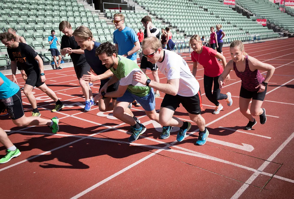 Justin Burke (i grønn t-skjorte), Oscar Wilhelm Erichsen (i hvit t-skjorte) og Kaja Stabursvik (i lilla singlet) gir alt fra start under Ernst & Youngs intervalltrening på Bislett. Foto: Gunnar Lier