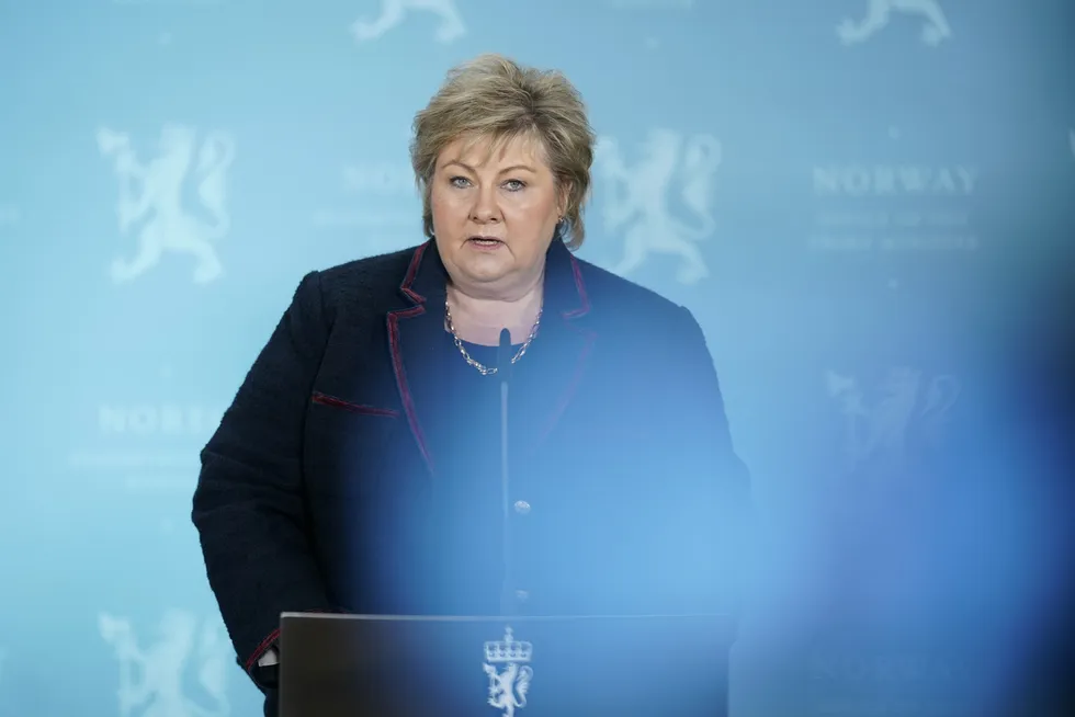Statsminister Erna Solberg kommer med dårlige nyheter om koronasmitten.