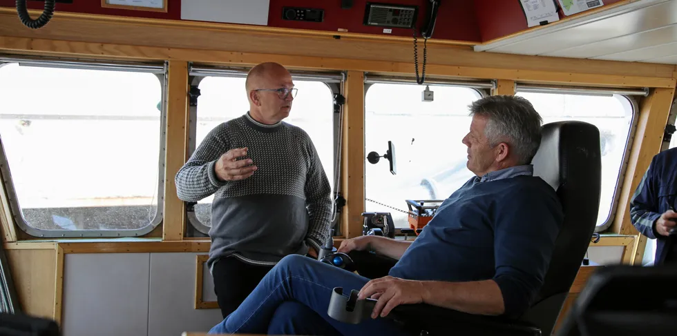 SV vil ha den største kystflåten bort fra de kystnære fiskefeltene. Fiskeriminister Bjørnar Skjæran vil ha saken på høring først. Her diskuterer han havdeling med Håkon Gullvik om bord stor kyst-fartøyet «Olagutt» tidligere i høst.