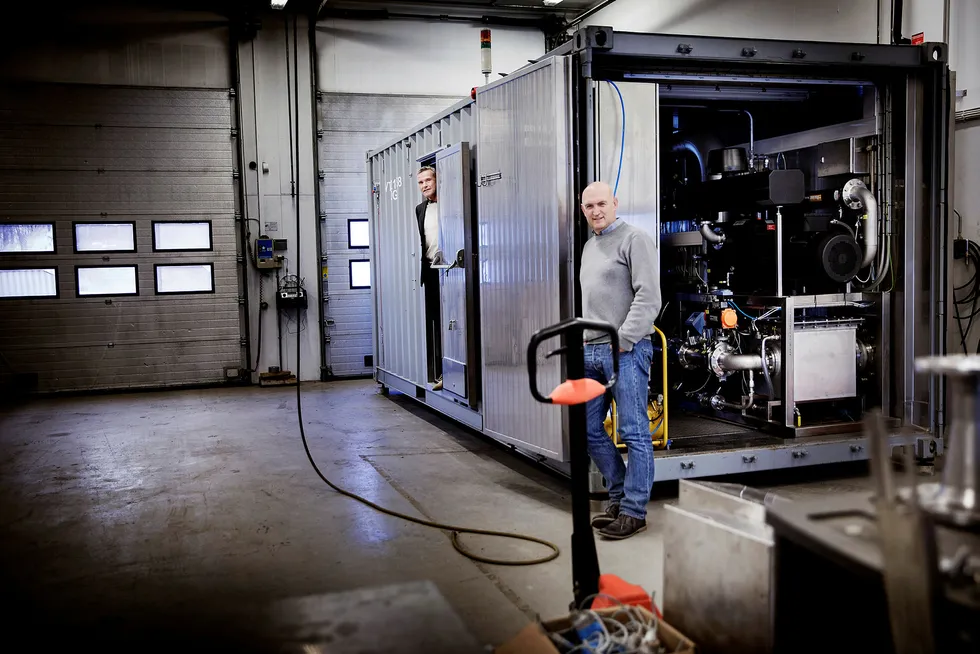 – Her har vi beholderen hvor det blandes 7000 liter vann med 3000 liter hydrogenperoksid per minutt. Det er ikke snakk om kompliserte kjemikalier, men sammen blir det oksygenert vann, sier daglig leder Elvin Bugge i Aqua Pharma. Til venstre styreleder Hans Erik Tofte. Alle foto: Linda Næsfeldt